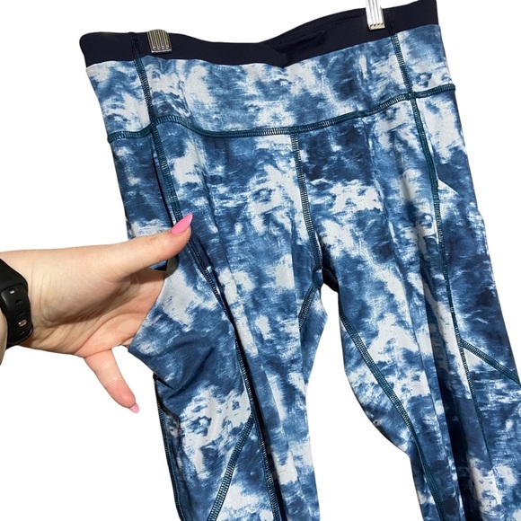 Lululemon Blue and White Speed Tight III Full-On Luxtreme Size 6 - Picture 4 of 9
